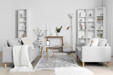 Masada rahat kanepeleri ve dizüstü bilgisayarı olan şık bir oturma odası.