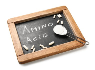 Beyaz zemin üzerinde AMINO ACID, toz ve haplar yazılı tebeşir tahtası