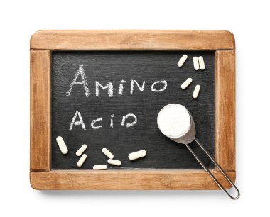 Beyaz zemin üzerinde AMINO ACID, toz ve haplar yazılı tebeşir tahtası