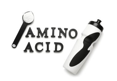 AMINO ACID, toz ve su şişesini beyaz arkaplanda metin