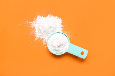 Renk arkaplanına bir kepçe amino asit takviyesi