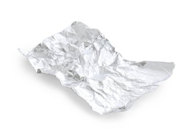 Kırışmış alüminyum folyo tabakası beyaz arkaplanda izole edildi