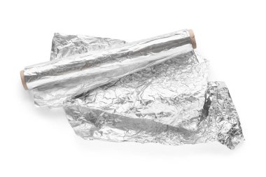 Beyaz zemin üzerinde alüminyum folyo rulo ve buruşuk çarşaflar