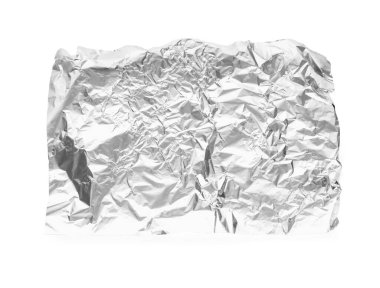 Beyaz arkaplanda buruşmuş alüminyum folyo tabakası