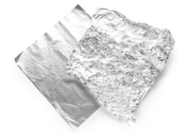 Beyaz arkaplanda alüminyum folyo sayfaları