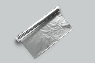 Gri arkaplanda alüminyum folyo rulo