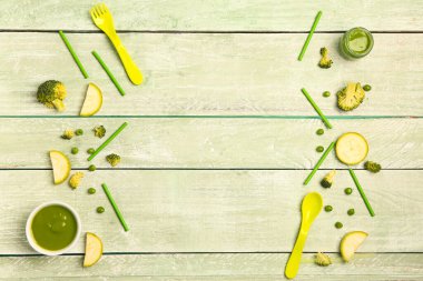 Sağlıklı bebek püresi, taze sebze ve ahşap arkaplan üzerine çatal bıçak.