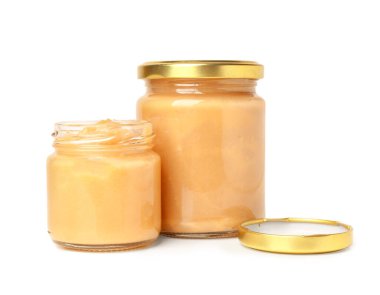 Beyaz arka planda sağlıklı bebek püresi kavanozları