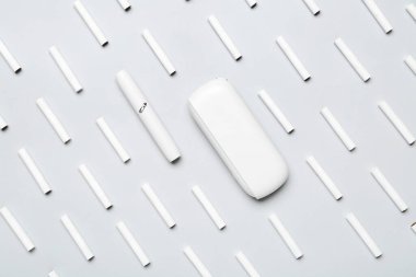Modern elektronik puro ve gri arka planda bir sürü çubuk.
