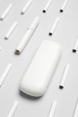 Modern elektronik puro ve gri arka planda bir sürü çubuk.