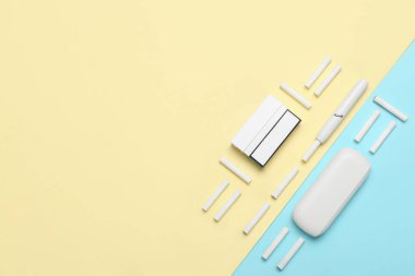 Modern elektronik puro ile kompozisyon ve renkli arka planda yapışır