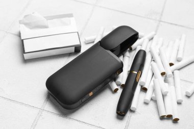 Modern elektronik puro, beyaz fayanslı arka planda paket ve sopalar