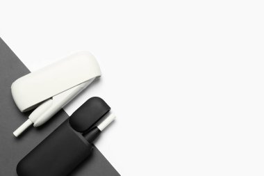 Beyaz ve siyah arka planda çubukları olan farklı elektronik purolar.