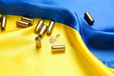 Ukrayna armalı kolye ve bayrakta mermiler