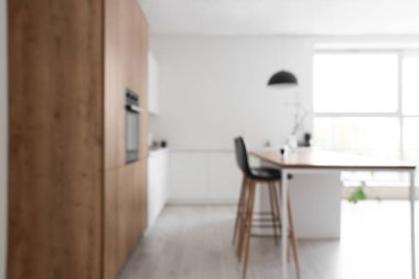 Ada, dahili fırın ve beyaz tezgahlı modern mutfak, bulanık görünüm