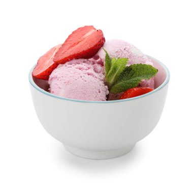 Beyaz arka planda taze çilek ve nane aromalı lezzetli dondurma kepçeleri.