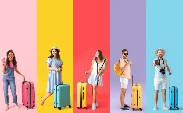Grupo Jóvenes Turistas Con Maletas Sobre Fondo Color — Foto de Stock