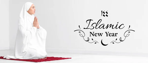 Banner Til Islamisk Nytår Med Bedende Muslimsk Kvinde - Stock-foto