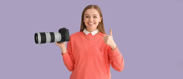 Vrouwelijke Fotograaf Met Professionele Camera Tonen Thumb Lila Achtergrond — Stockfoto