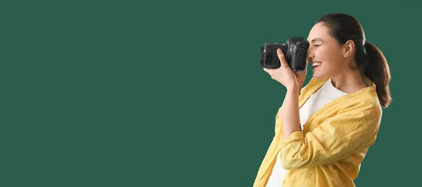 Female Photographer Professional Camera Green Background Space Text — Stock Photo, Image