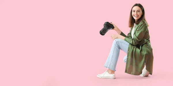 Female Photographer Professional Camera Pink Background Space Text — Stock Photo, Image