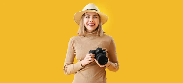 Γυναίκα Φωτογράφος Επαγγελματική Κάμερα Κίτρινο Φόντο — Φωτογραφία Αρχείου