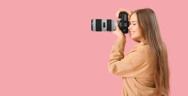 带着粉色背景专业相机的女摄影师 有文字空间 — 图库照片