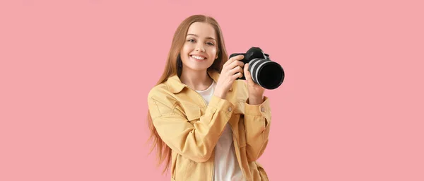 Žena Fotograf Profesionální Kamerou Růžovém Pozadí Prostorem Pro Text — Stock fotografie