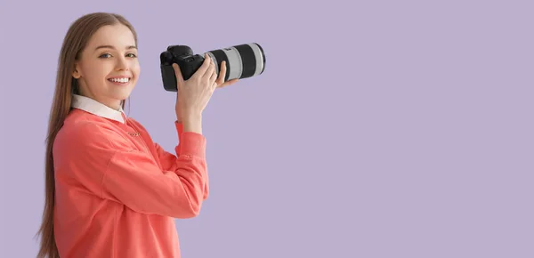 有专业相机的女性摄影师 背景为紫丁香 有文字空间 — 图库照片