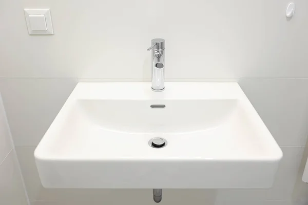 Modern Beyaz Lavabo Banyoda Işık Duvarının Yanında — Stok fotoğraf