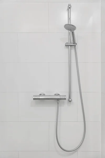 浴室的轻墙上有洗发水龙头的混合式水龙头 — 图库照片