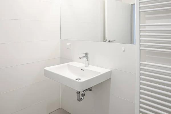 Bílý Dřez Zrcadlo Světlé Zdi Koupelně — Stock fotografie