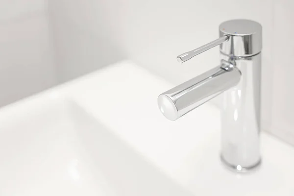 Modern Lavabonun Gümüş Musluğu Banyoda Yakın Çekim — Stok fotoğraf