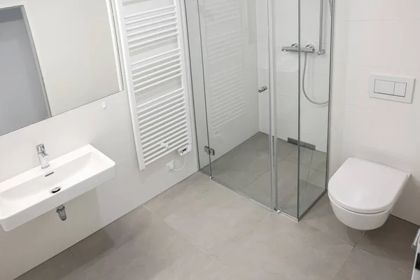 シャワーユニット トイレボウル シンク付きの光バスルームのインテリア — ストック写真