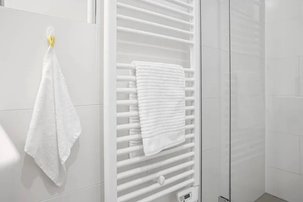 浴室轻墙附近的热毛巾栏杆 — 图库照片
