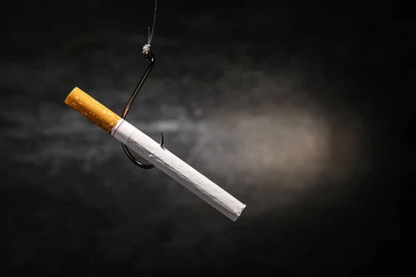Cigarette Suspendue Crochet Sur Fond Sombre Arrêter Fumer Concept — Photo