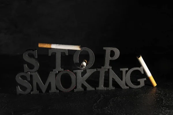Κείμενο Stop Smoking Και Τσιγάρα Σκούρο Φόντο — Φωτογραφία Αρχείου