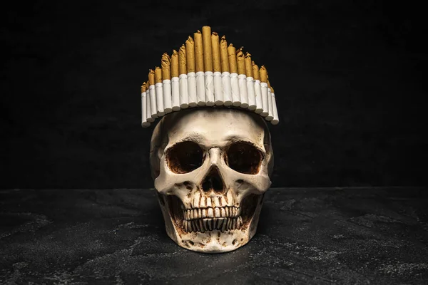 Teschio Umano Con Corona Sigarette Sfondo Scuro Smettere Fumare Concetto — Foto Stock