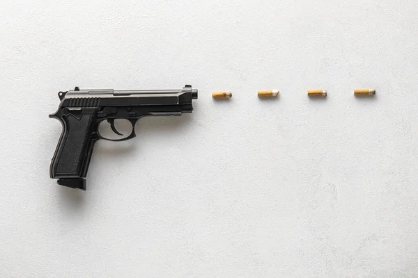 Komposition Mit Pistole Und Zigarettenfilter Auf Hellem Hintergrund Konzept Gegen — Stockfoto