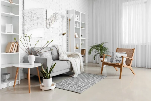 Interior Elegante Sala Estar Leve Com Sofá Confortável Cartazes — Fotografia de Stock