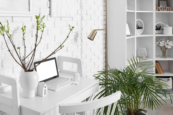 Vase Mit Pflanzenzweigen Und Modernem Laptop Auf Tisch Hellen Raum — Stockfoto