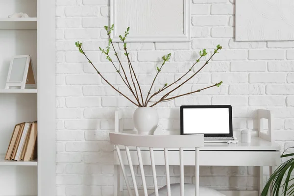 Váza Rostlinnými Větvemi Moderním Laptopem Stole Zdi Lehkých Cihel — Stock fotografie