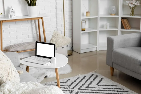 거실에 현대식 노트북 이어폰 — 스톡 사진