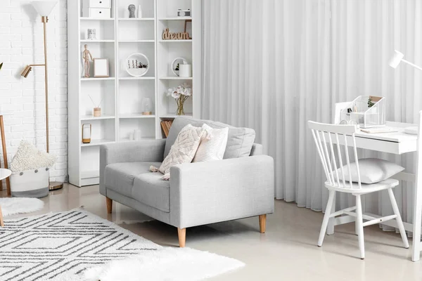 Sofá Confortável Interior Sala Estar Leve — Fotografia de Stock