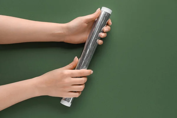 Manos Femeninas Con Rollo Papel Aluminio Sobre Fondo Verde — Foto de Stock