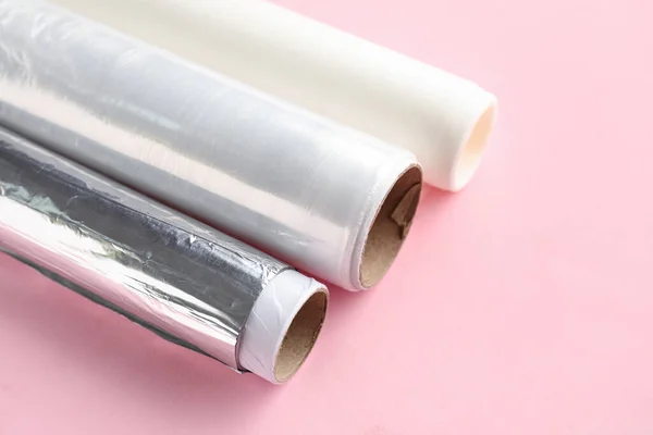 Roll Alumíniumfóliából Sütőpapírból Élelmiszerfilmből Rózsaszín Alapon Közelkép — Stock Fotó