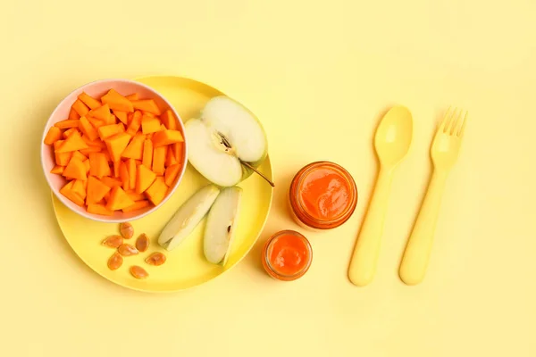 Słoiki Zdrowej Żywności Dla Niemowląt Świeża Dynia Jabłko Tle Koloru — Zdjęcie stockowe