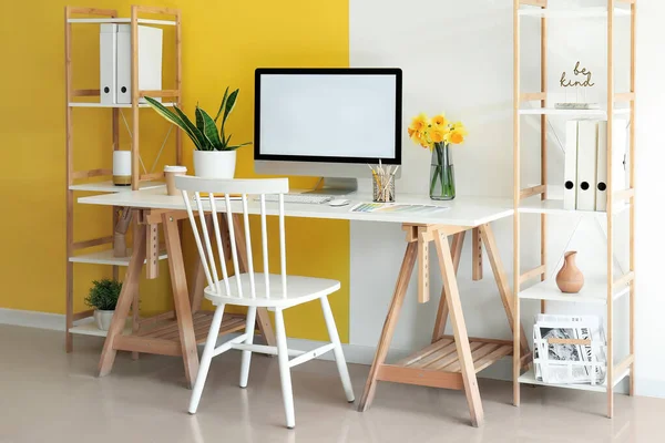 Stilvolles Bürointerieur Mit Modernem Und Schönen Narzissenblumen — Stockfoto