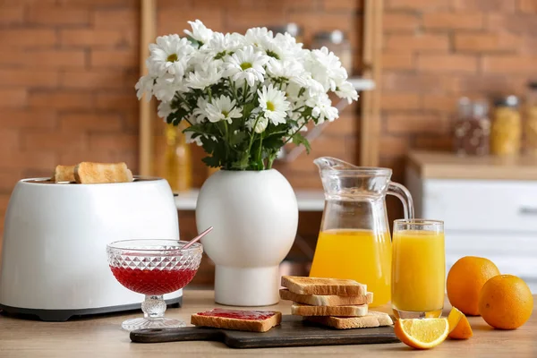 Modern Toaster Orange Juice Toasts Jam Flower Vase Table Kitchen — Stock Photo, Image
