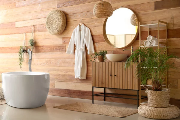 木製キャビネット シンク バスタブ ミラー付きのスタイリッシュなバスルームのインテリア — ストック写真